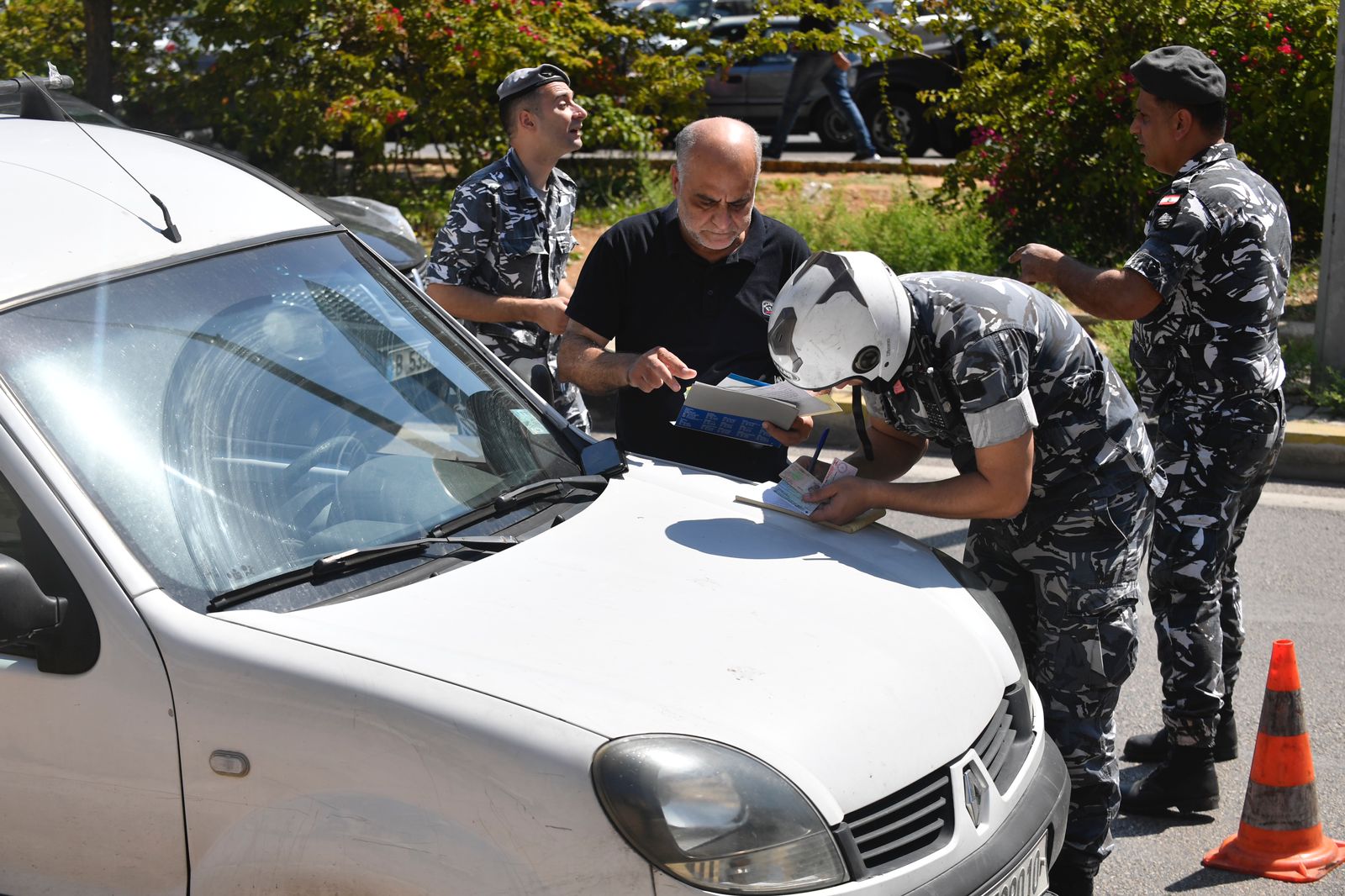 بالصور - بدء تنفيذ خطة أمنية متشددة في بيروت وضواحيها